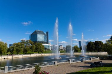 Minsk, Belarus - 20 Ağustos 2020: Beyaz Rusya Cumhuriyeti Ulusal Kütüphanesi mavi gökyüzüne karşı.. Mimari