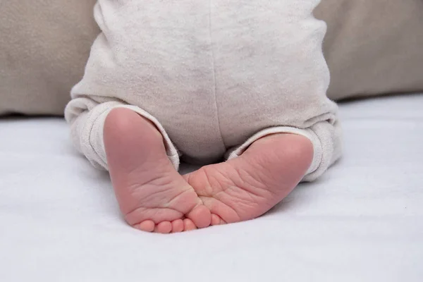 Pés Pequenos Bebê Calcinha Jazem Cama Foco Seletivo — Fotografia de Stock