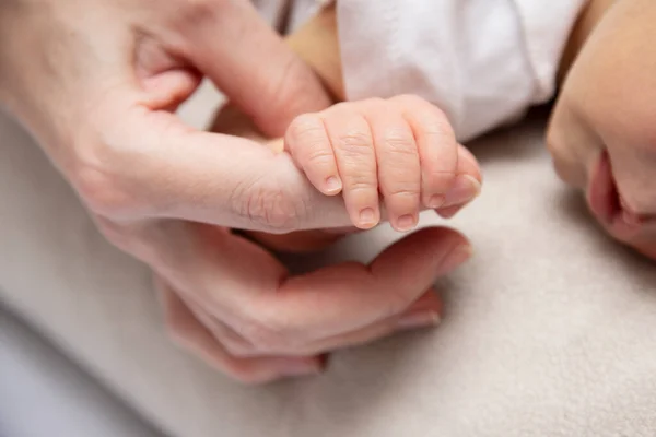 Newborn Baby Holds Mother Hand Selective Focus — Stock Photo, Image