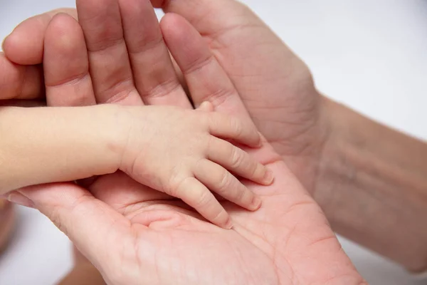 Nyfött Barn Håller Mammas Hand Selektivt Fokus — Stockfoto