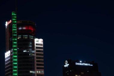 Minsk, Belarus - 30 Eylül 2020: Bir gece binasının ışıkları.