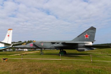 Minsk, Belarus - 20 Eylül 2020: eski, kullanılmayan Sovyet askeri uçağı
