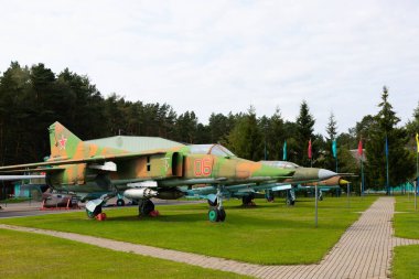 Minsk, Belarus - 20 Eylül 2020: eski, kullanılmayan Sovyet askeri uçağı