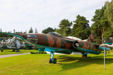 Minsk, Belarus - 20 Eylül 2020: Eski bir Sovyet askeri uçağının kokpiti. Görünüm.