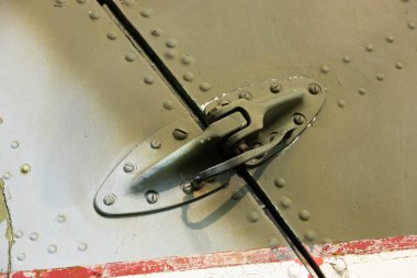 Uçak gövdesinde perçin, yakın planda helikopter gövdesi..