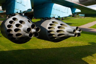 Roketler, bombalar, roketatarlar ve eski bir Sovyet jet uçağının rehbersiz ve rehbersiz silahları..
