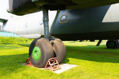 Eski bir askeri uçağın iniş takımları..