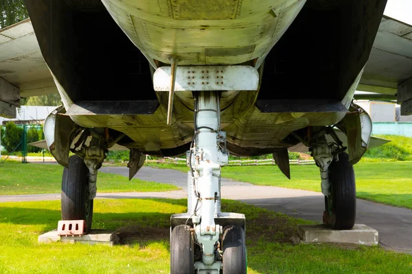 Het Landingsgestel Van Een Oud Militair Vliegtuig — Stockfoto