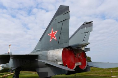 Minsk, Belarus - 20 Eylül 2020: eski bir Sovyet jet motorunun başlığı. Arkadan bak..