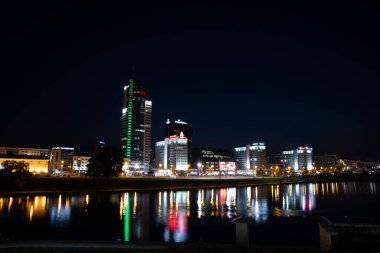 Minsk, Belarus - 30 Eylül 2020: Bir gece binasının ışıkları.