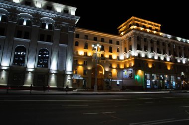 Minsk, Belarus - 30 Eylül 2020: Bir gece binasının ışıkları.