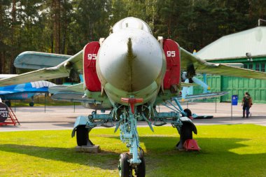 Minsk, Belarus - 20 Eylül 2020: eski, kullanılmayan Sovyet askeri uçağı