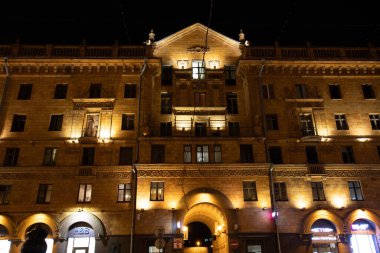 Minsk, Belarus - 30 Eylül 2020: Bir gece binasının ışıkları.