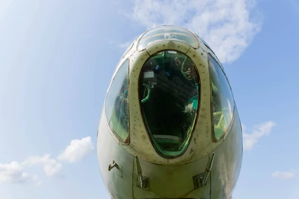 Dışarıda Gökyüzüne Karşı Duran Bir Uçak Pilotunun Kokpiti Yakın Plan — Stok fotoğraf