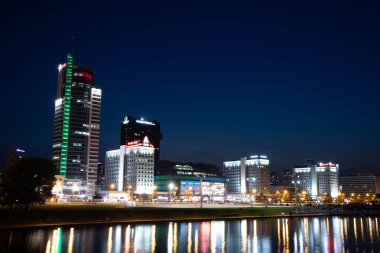 Minsk, Belarus - 30 Eylül 2020: Bir gece binasının ışıkları.