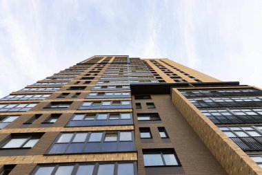 Minsk, Belarus - 30 Eylül 2020: Gökyüzüne karşı modern lüks konut binası.