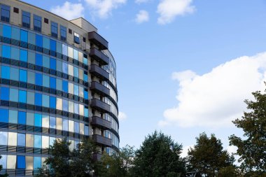 Minsk, Belarus - 30 Eylül 2020: Modern ofis binasının camlarına yansıyan bulutlar