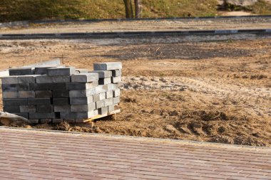 Kaldırım döşenmiş tuğlalı kaldırım inşaatı, yarı döşenmiş kaldırım yolu.