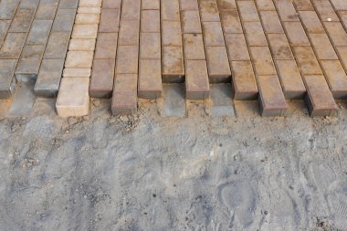 Kaldırım döşenmiş tuğlalı kaldırım inşaatı, yarı döşenmiş kaldırım yolu.