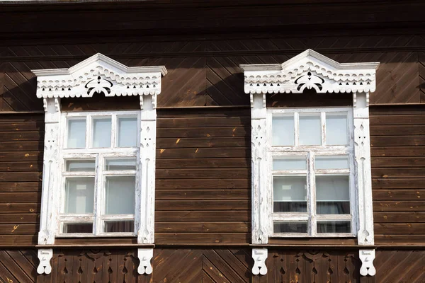 古い家のレンガの壁に行の2つの窓 旧館のファサード — ストック写真