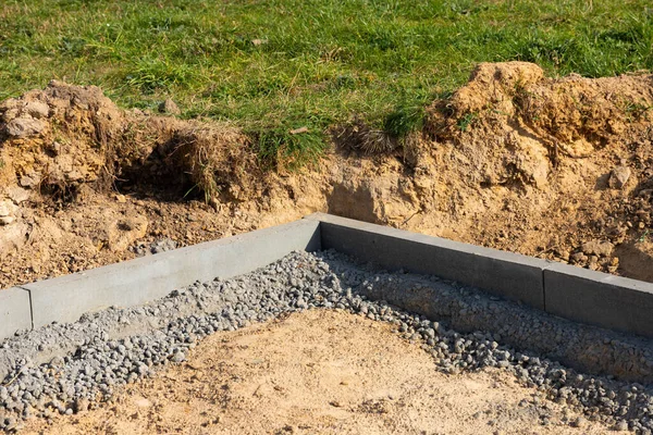 Asfalt koymadan önce yol sınırını ayarlıyorum. Kaldırımın yeniden inşası ve eski kaldırımların değiştirilmesi. Yol altyapısı tamiri