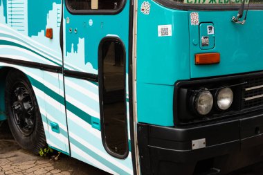 Minsk, Belarus - 20 Eylül 2020: Ikarus otobüsü Minsk 'te sokak kafesi olarak kullanıldı.