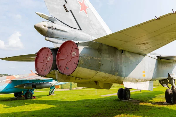 Minsk, Belarus - 20 Eylül 2020: eski, kullanılmayan Sovyet askeri uçağı