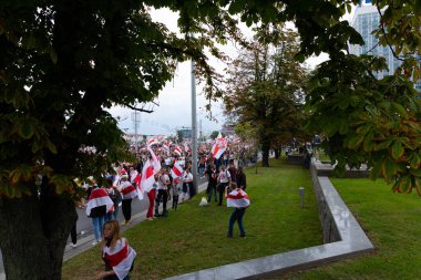 Minsk, Belarus - 20 Eylül 2020: Beyaz Rusya 'da barışçıl protestolar. Beyaz Rusya 'da bir protestoda olan insanlar. Belarus 'ta grev. Minsk 'te büyük barış mitingi