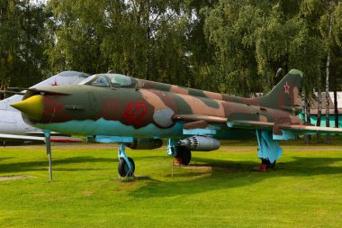 Minsk, Belarus - 20 Eylül 2020: Eski bir Sovyet askeri uçağının kokpiti. Görünüm.