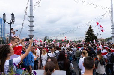 Minsk, Belarus - 20 Eylül 2020: Beyaz Rusya 'da barışçıl protestolar. Beyaz Rusya 'da bir protestoda olan insanlar. Belarus 'ta grev. Minsk 'te büyük barış mitingi