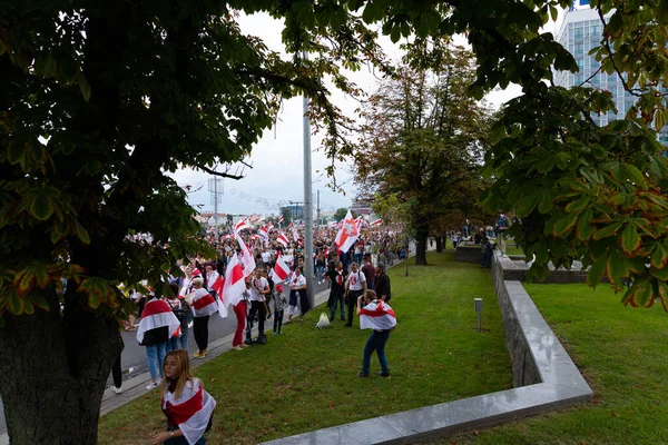 Minsk, Belarus - 20 Eylül 2020: Beyaz Rusya 'da barışçıl protestolar. Beyaz Rusya 'da bir protestoda olan insanlar. Belarus 'ta grev. Minsk 'te büyük barış mitingi