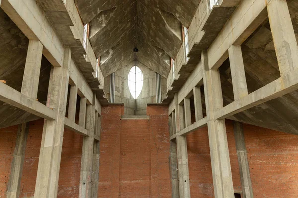 Construção Grande Espaço Interior Arcos Abóbadas Janelas Paredes Edifícios Igreja — Fotografia de Stock