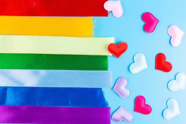 Hastalık farkındalığının sembolü olarak fiyonk şeklinde renkli kurdeleler. Dünya Kanser Günü. Ulusal Kanser Kurtulanlar Günü. Dünya Otizm Farkındalık Günü. metin yazılacak yer.