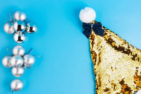 Vánoční Zlatý Santa Klobouk Modrém Pozadí Stříbrné Koule Místo Pro — Stock fotografie