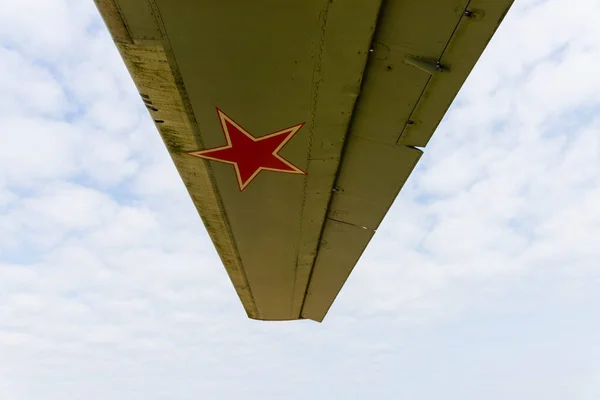 Estrella Roja Cinco Puntas Piel Del Ala Combatiente Militar —  Fotos de Stock