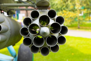 Roketler, bombalar, roketatarlar ve eski bir Sovyet askeri helikopterinin rehberli ve rehbersiz silahları..