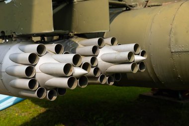 Roketler, bombalar, roketatarlar ve eski bir Sovyet askeri helikopterinin rehberli ve rehbersiz silahları..