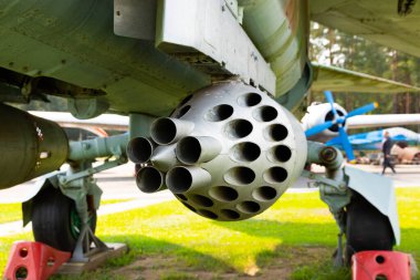 Minsk, Belarus - 20 Eylül 2020: roketler, bombalar, roketatarlar ve eski bir Sovyet jet uçağının güdümsüz ve rehbersiz silahları.