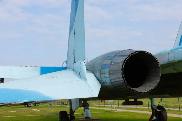 白俄罗斯明斯克 2020年9月20日 苏联一架军用飞机的旧喷气式发动机喷口 从后面看 — 图库照片