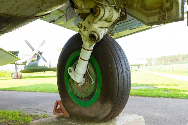 Trem Aterragem Uma Antiga Aeronave Militar — Fotografia de Stock