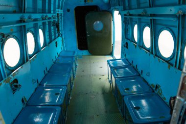 Minsk, Belarus - 20 Eylül 2020: eski Sovyet yolcu uçağı kokpitinin yakın görüntüsü. Motor güç kontrol dümeni.