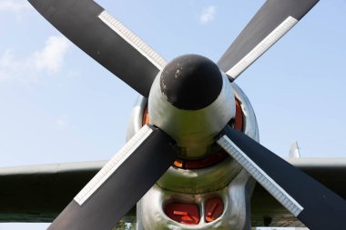 Eski bir sivil uçağın kanatları ve pervaneleri..