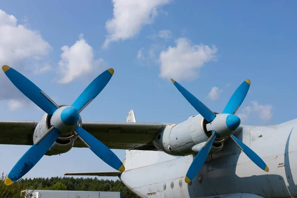民間の古い航空機の翼とプロペラ — ストック写真