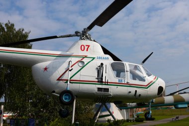 Minsk, Belarus - 20 Eylül 2020: Sovyet eski MI-2 helikopteri.