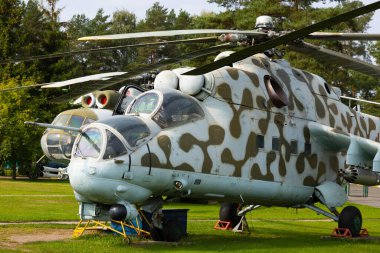 Minsk, Belarus - 20 Eylül 2020: Eski, kullanılmayan Sovyet askeri helikopteri.