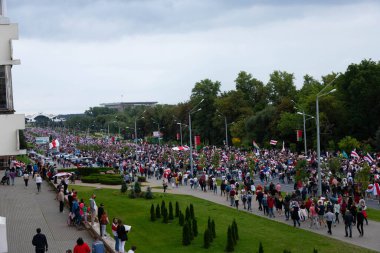 Minsk, Belarus - 20 Eylül 2020: Beyaz Rusya 'da barışçıl protestolar. Beyaz Rusya 'da bir protestoda olan insanlar. Belarus 'ta grev. Minsk 'te büyük barış mitingi