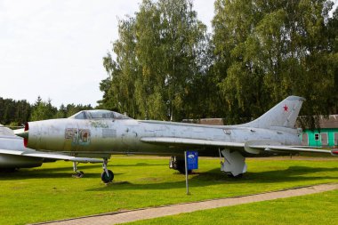 Minsk, Belarus - 20 Eylül 2020: eski, kullanılmayan Sovyet askeri uçağı