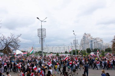 Minsk, Belarus - 20 Eylül 2020: Beyaz Rusya 'da barışçıl protestolar. Beyaz Rusya 'da bir protestoda olan insanlar. Belarus 'ta grev. Minsk 'te büyük barış mitingi