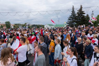 Minsk, Belarus - 20 Eylül 2020: Beyaz Rusya 'da barışçıl protestolar. Beyaz Rusya 'da bir protestoda olan insanlar. Belarus 'ta grev. Minsk 'te büyük barış mitingi