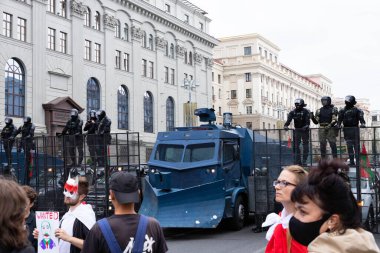 Minsk, Belarus - 20 Eylül 2020: Kanada Streit Grubu tarafından üretilen kalabalık kontrol su toplarıyla donatılmış zırhlı ayaklanma su topu kamyonu.